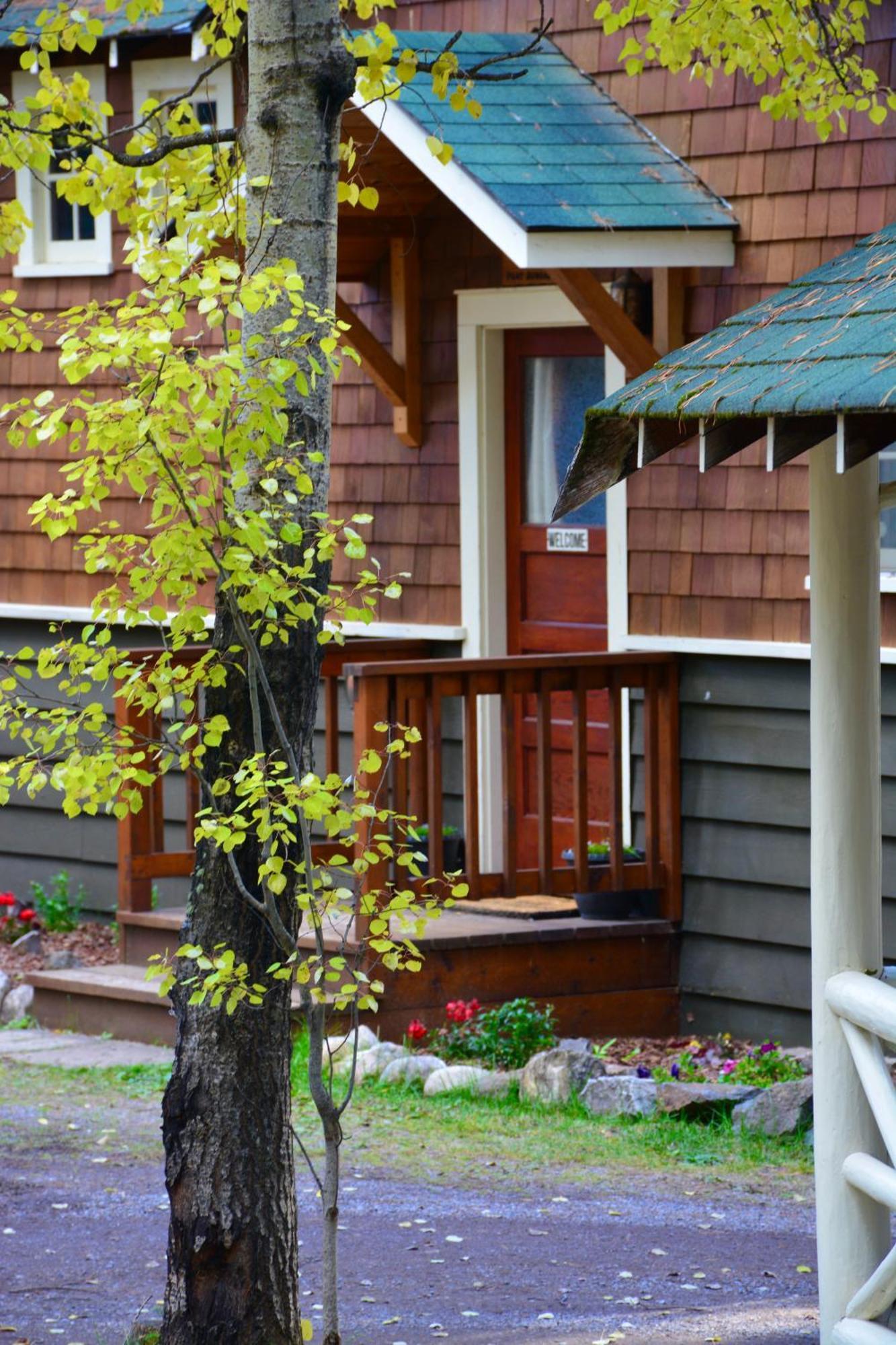 Johnston Canyon Lodge & Bungalows كاسل جنكشن المظهر الخارجي الصورة